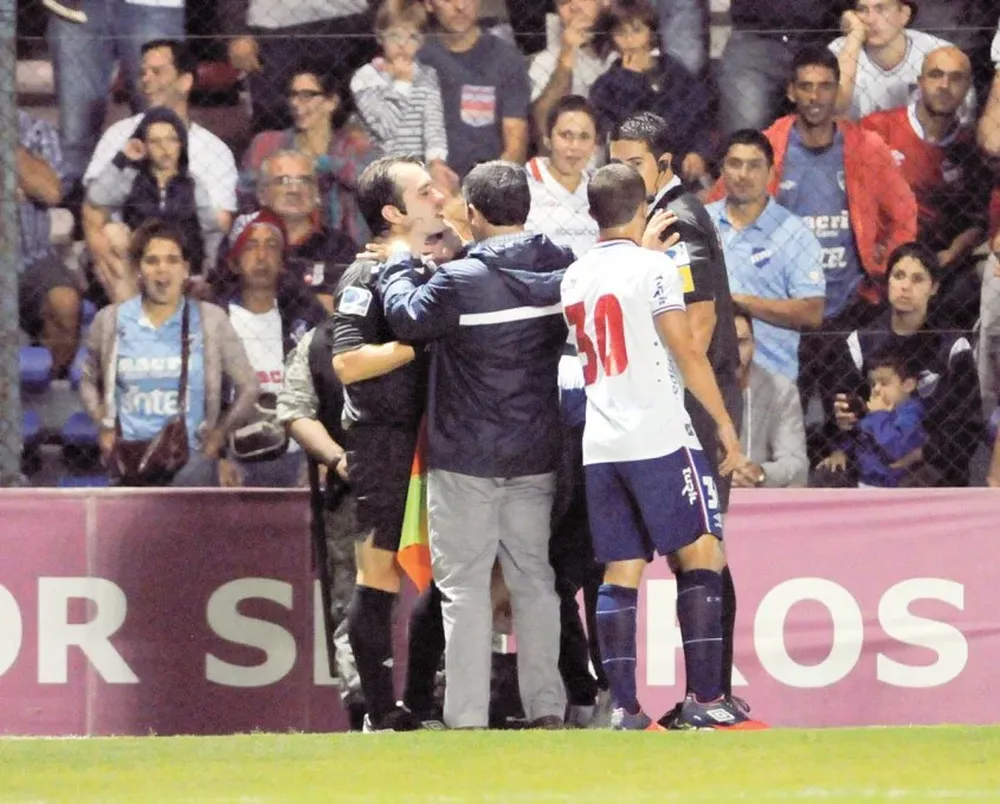 Hebert Bogao se llevó un gran pelotazo