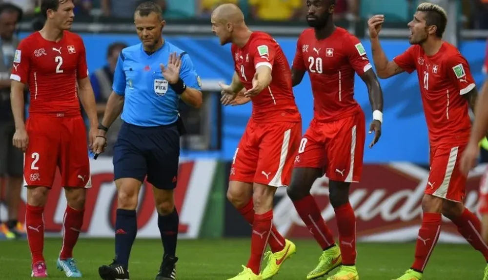 Kuipers recibe las protestas de los suizos