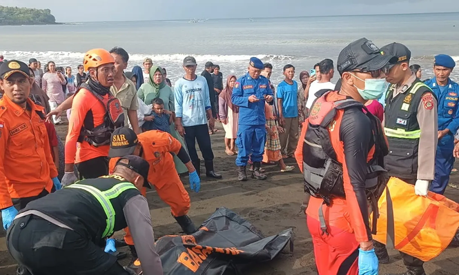 Los equipos de rescate de Indonesia, con una de las víctimas recuperadas del naufragio. (INDONESIAN NATIONAL SEARCH AND RESCUE AGENCY / HANDOUT- EFE)