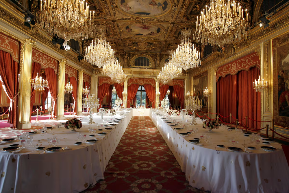 El salón comedor del Palacio Elíseo, preparada para una comida oficial.