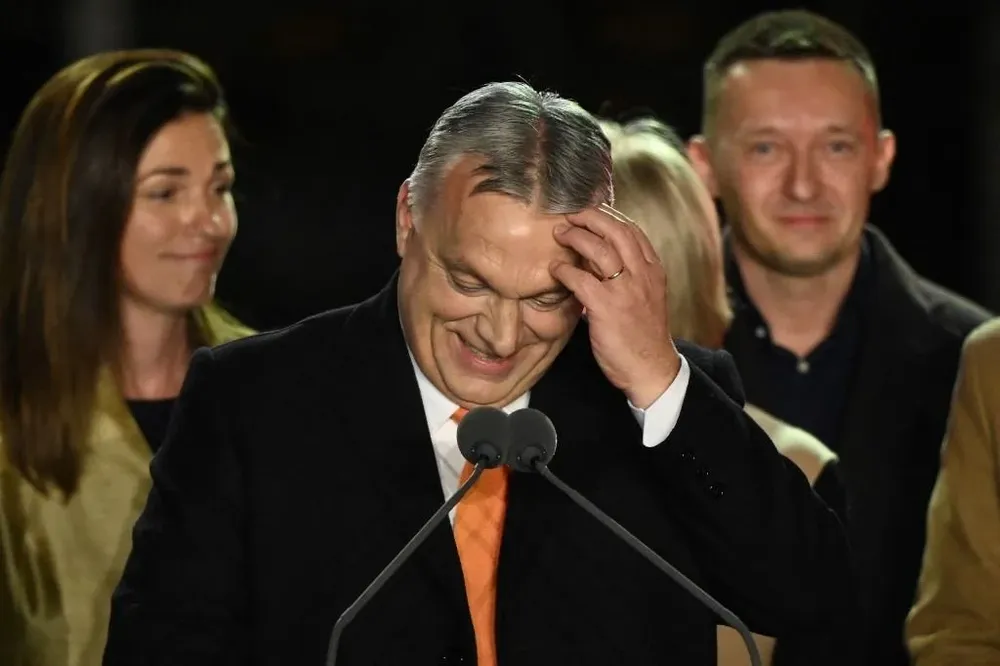 El primer ministro húngaro, Viktor Orban, pronuncia un discurso en el escenario junto a los miembros del partido Fidesz en su base electoral