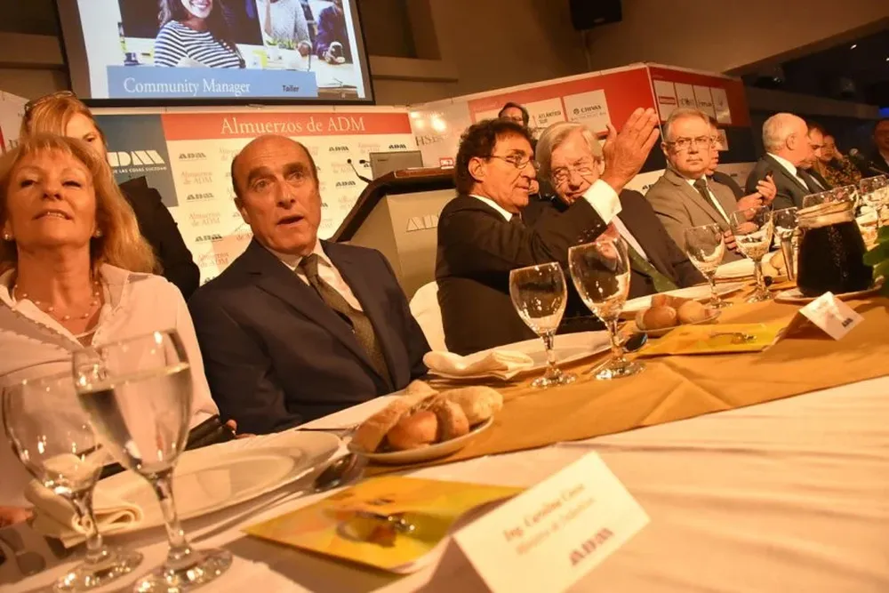 Daniel Martínez no estuvo solo en ADM y se lo vió junto a algunas de las principales figuras del gobierno.