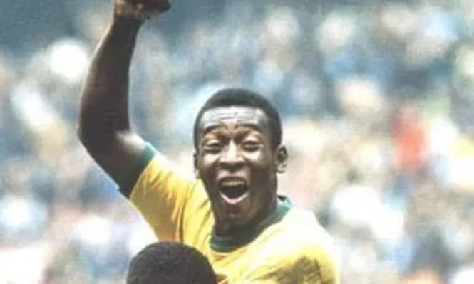 Pelé festejando su gol con Brasil ante Italia en la final de México 1970