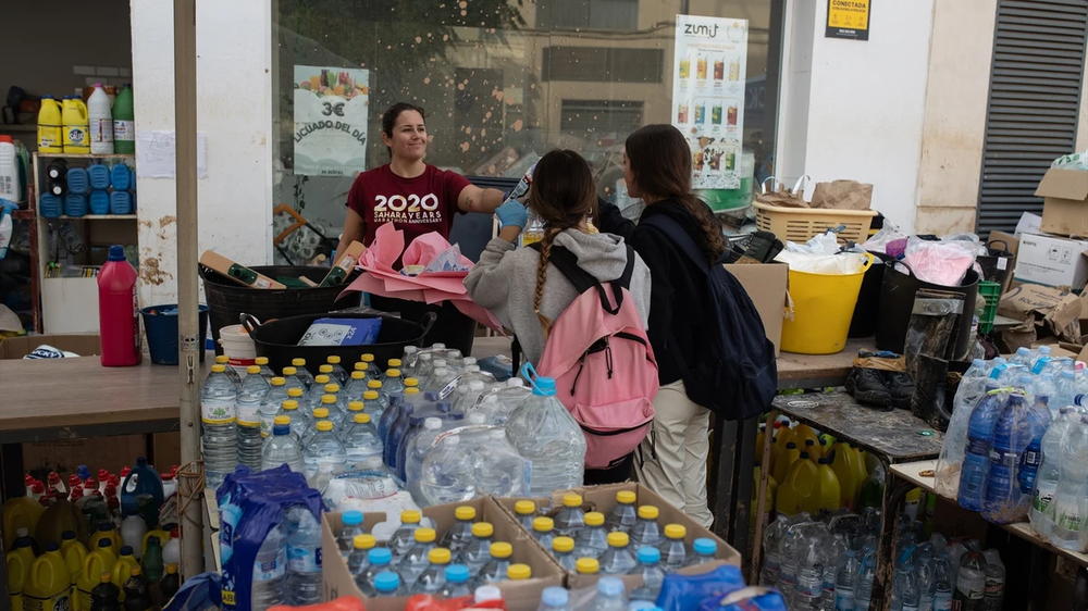 Reparto de agua embotellada en las zonas afectadas por la DANA