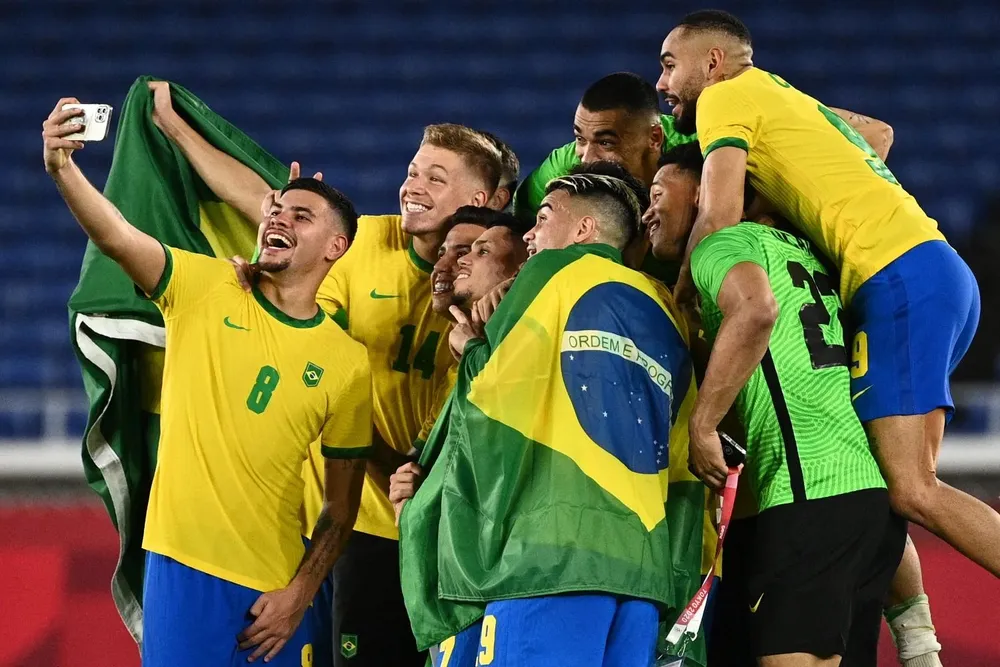 Los jugadores de Brasil celebran el oro conquistado ante España en fútbol