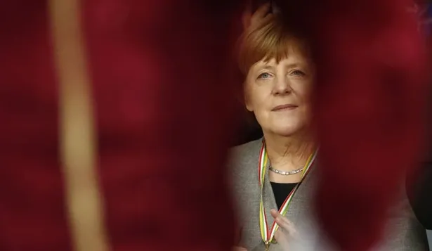 Merkel sigue debilitándose por las demoras en formar gobierno