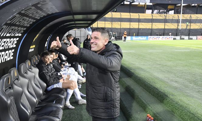 Antonio Pacheco saludo a los hinchas de Peñarol en el Campeón del Siglo en el partido de los aurinegros ante Wanderers