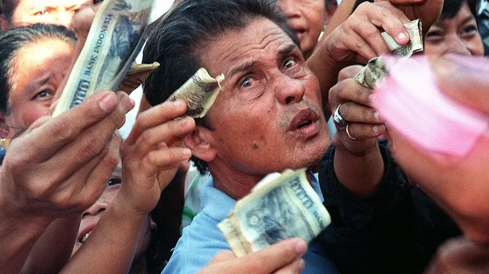 La crisis asiática causó subidas de precios y desató protestas sociales en la región.