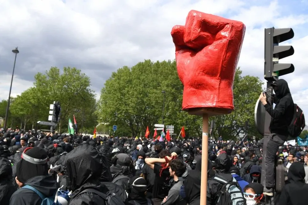 Grupo de activistas anti-fascistas franceses Les Enrages forman parte de la marcha por el Día de los Trabajadores en París