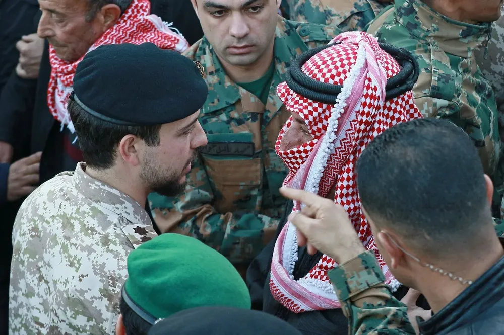 El príncipe heredero de Jordania, Hussein bin Al Abdullah, en el funeral del capitán Ghaith al-Rahahleh, uno de los fallecidos por las rodadas