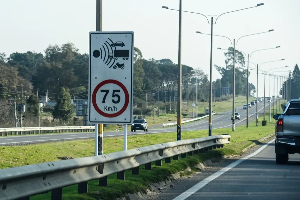 Cartel que advierte sobre un radar de velocidad en la Ruta Interbalnearia