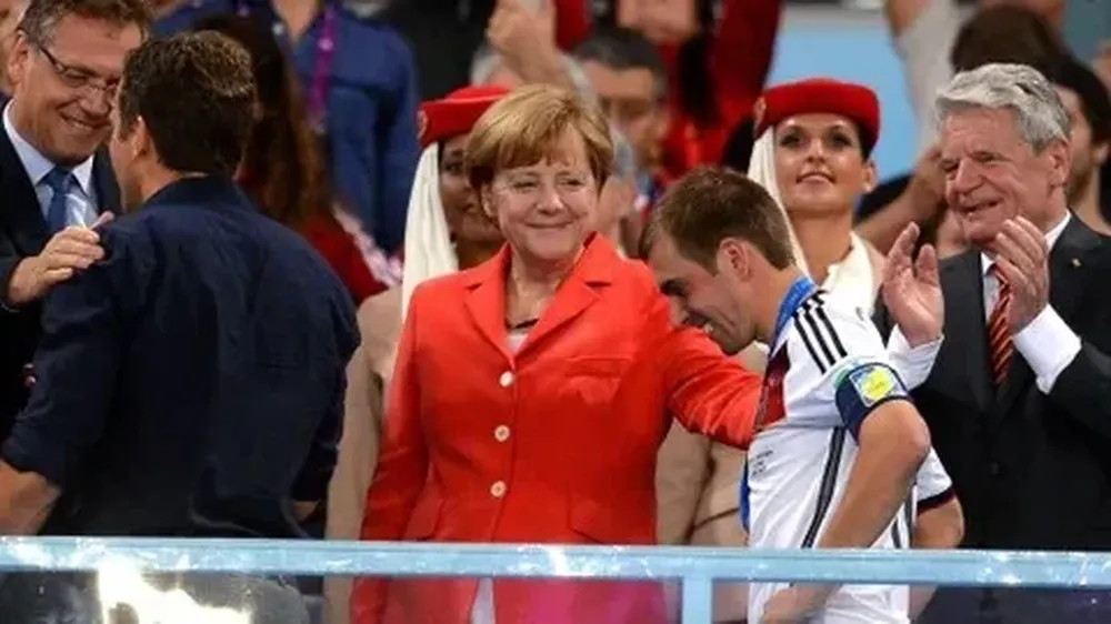 La excanciller alemana Angela Merkel con el capitán de la selección del Mundial 2014 Philipp Lahm