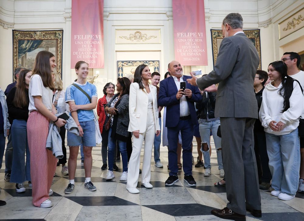 El Rey Felipe VI (2d) y la Reina Letizia (c) durante la inauguración de la exposición Felipe VI 2014 –2024. Una década de historia de la Corona de España