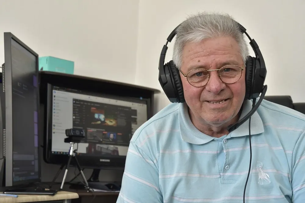 El abuelo gamer tiene 70 años.