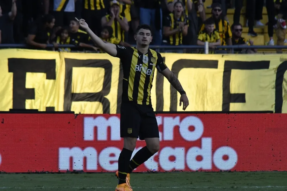 Agustín Álvarez Martínez en el festejo de su gol ante Liverpool que luego fue anulado por el VAR