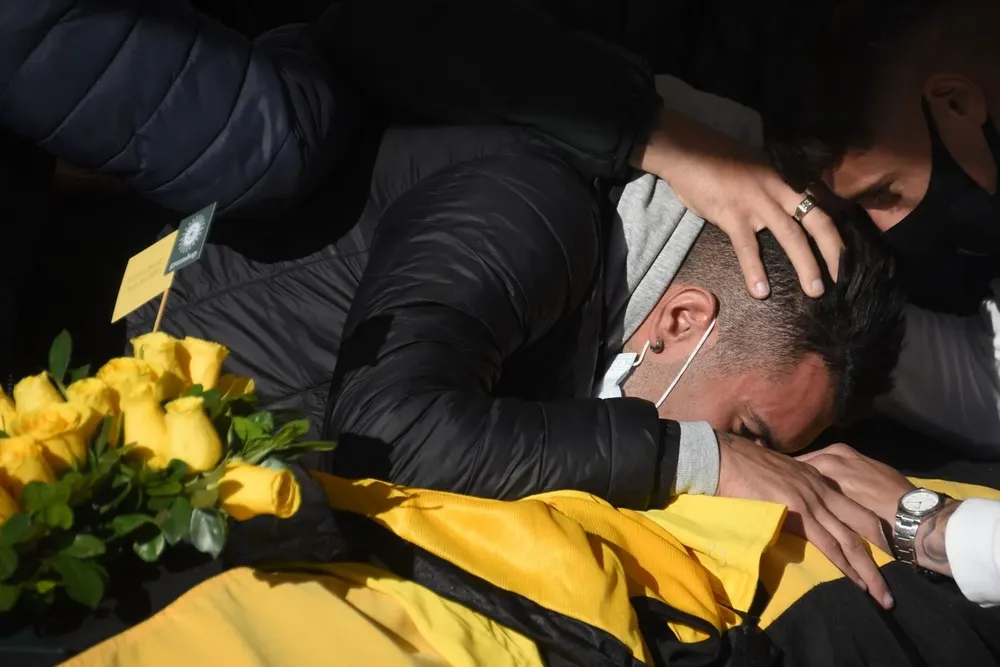 Su hijo, Andrés, lloró abrazado al cajón