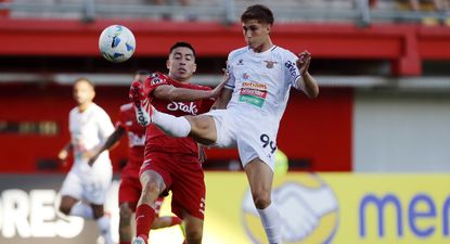 Osvaldo Bosso de Ñublense disputa un balón con Valentín Adamo de Boston River por la Copa Libertadores &nbsp;