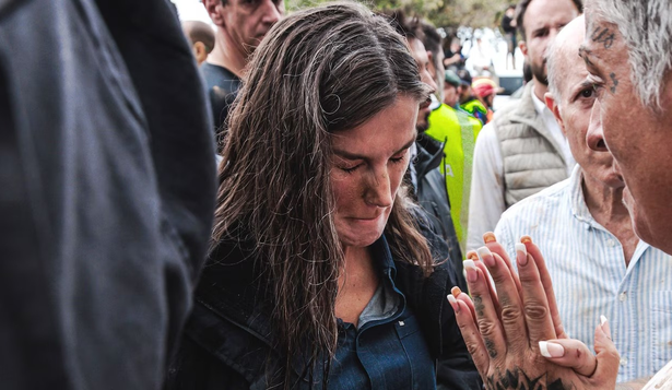 Letizia rompe en llanto entre las víctimas.