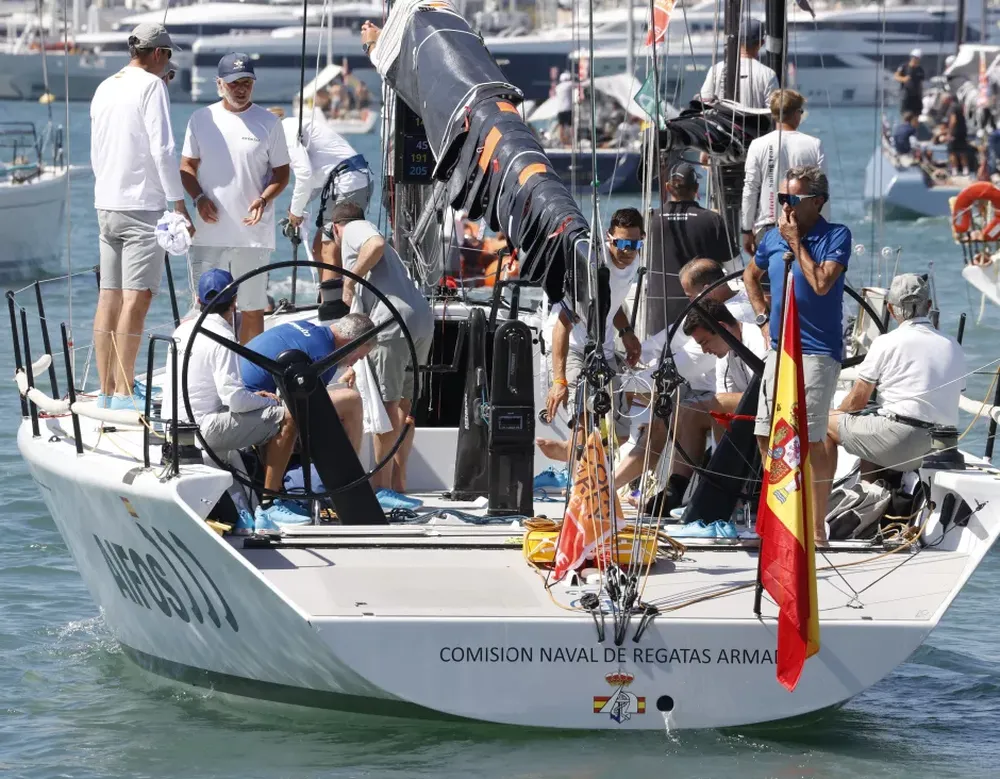 Fuerte susto para el rey Felipe VI: cayó una vela del barco Aifos, y se  temió por su vida en la regata de Palma de Mallorca