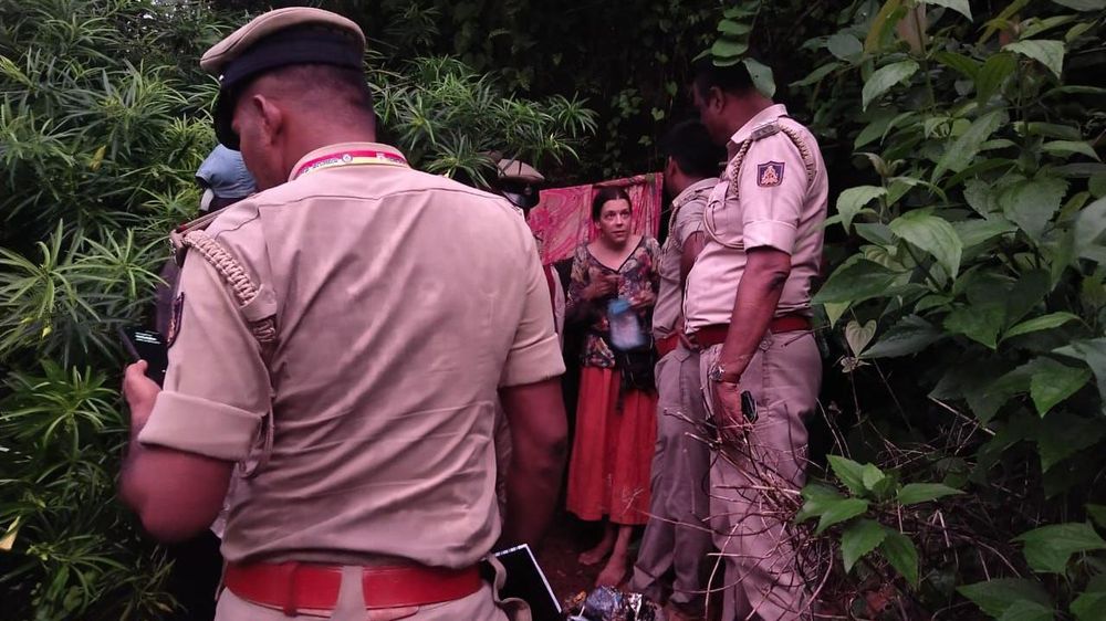 Kutina se ha defendido diciendo que ella y sus hijos eran felices viviendo en la cueva.