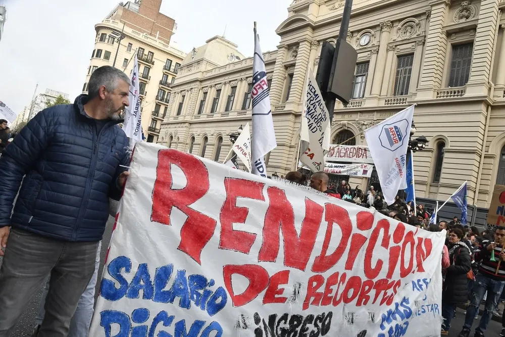 Marcha de estudiantes y docentes por presupuesto y en contra de la reforma educativa (archivo)