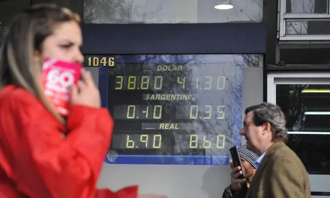 En la semana el dólar bajó 0,4% frente al peso uruguayo.