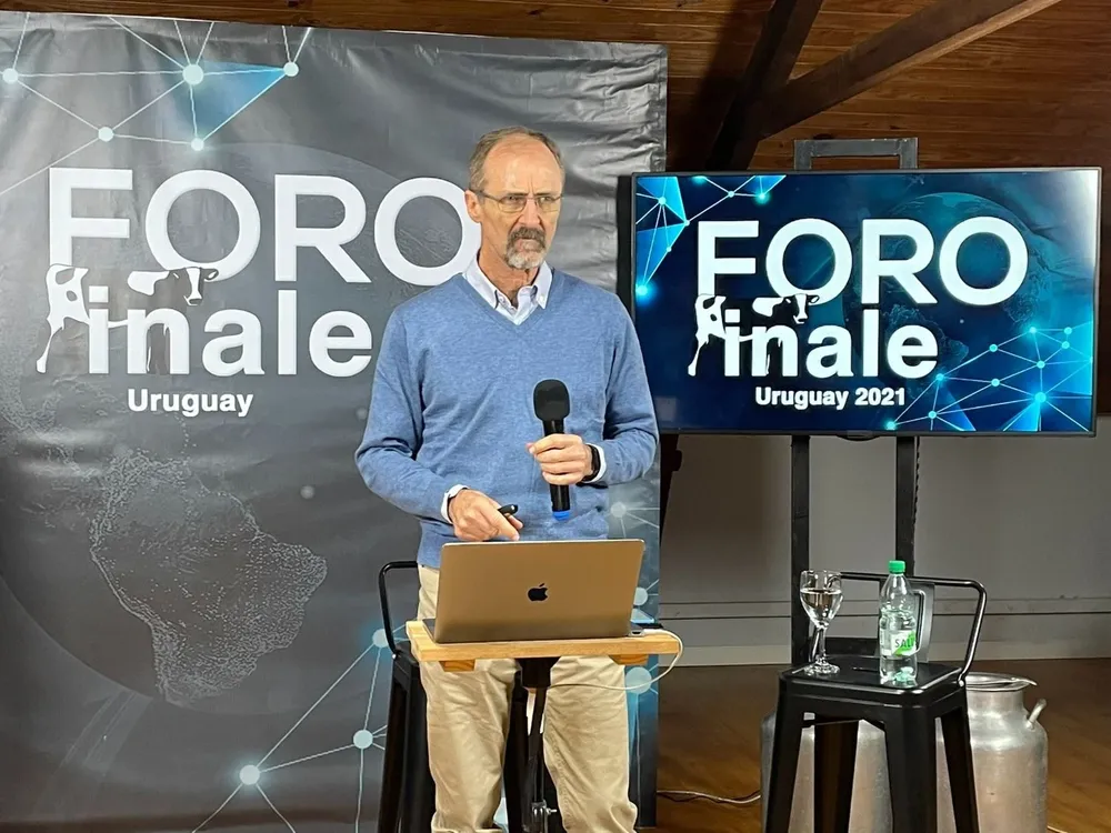 Pablo Chilibroste expuso en el Foro Inale sobre competitividad en el sector lechero.