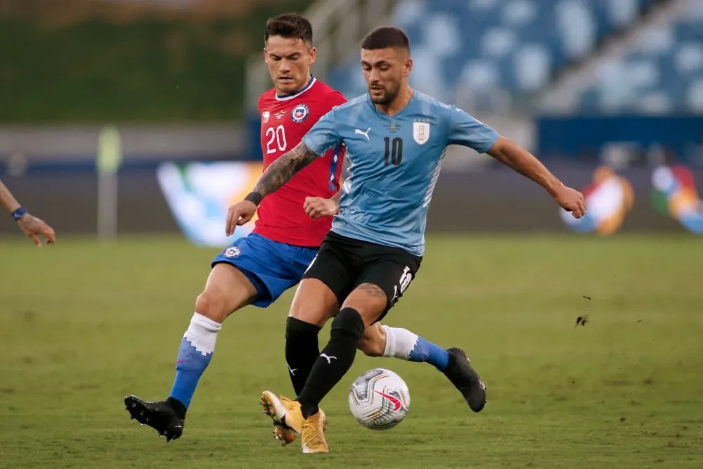 De Arrascaeta marcado por Aranguiz