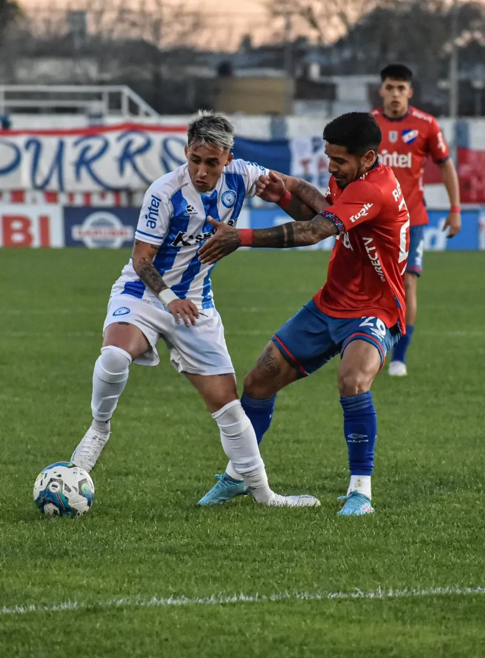 Brian González y el paraguayo Antonio Galeano tuvieron un duelo aparte todo el partido