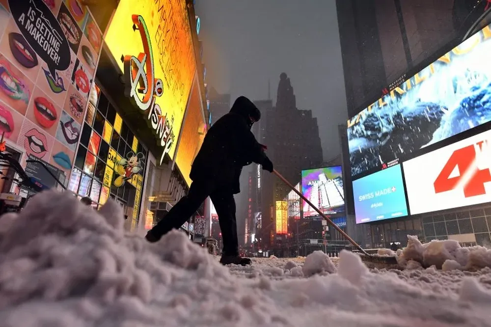 Una tormenta invernal con fuertes nevadas y vientos azotó la costa este de Estados Unido
