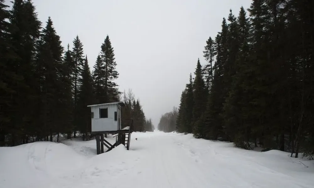 Un paso de frontera entreEstados Unidos y Canadá, cerca de Québec, abandonado.