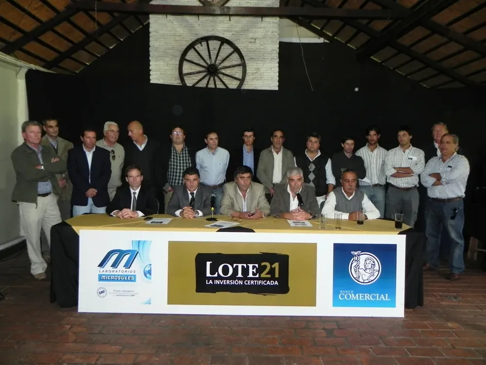 Integrantes de Lote 21 y del banco Comercial en la conferencia