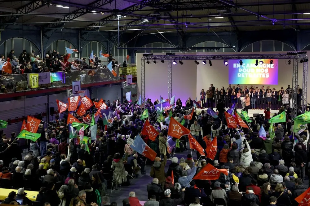 Manifestantes ondean banderas durante el encuentro de la Nueva Unión Popular Ecológica y Social (Nupes, en francés), coalición de izquierda, en contra de la reforma que impulsa Macron