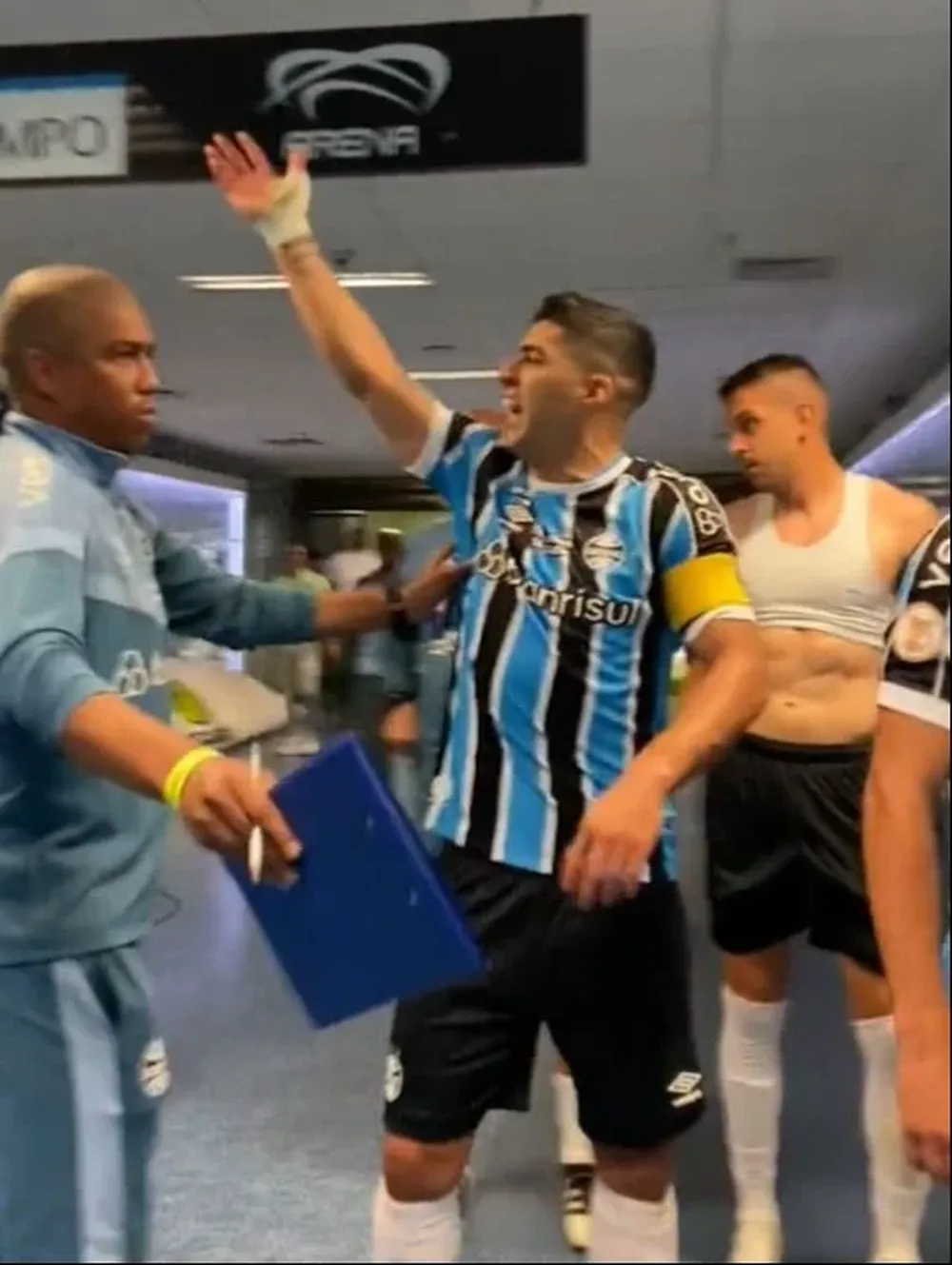 Luis Suárez en un cruce ante jugadores de Palmeiras