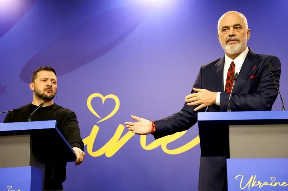 El presidente de Ucrania, Volodímir Zelensky, con el primer ministro de Albania, Edi Rama, en una conferencia de prensa en Tirana, capital de Albania.