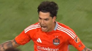 Franco Escobar festeja un gol para Houson Dynamo de la MLS