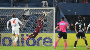 El momento en el que el disparo de Mateo Peralta se mete en el arco de Luis Mejía para el 1-0 de Danubio contra Nacional