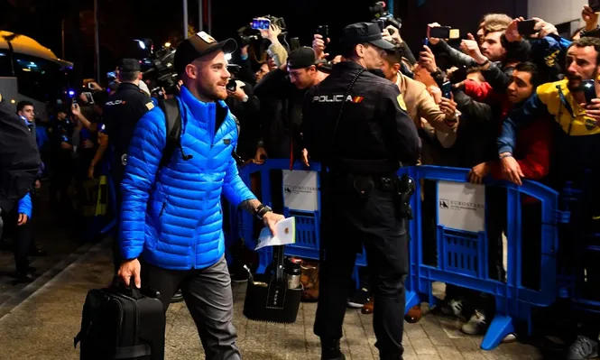 Boca fue recibido por cientos de hinchas en Madrid y River ya se encuentra en viaje