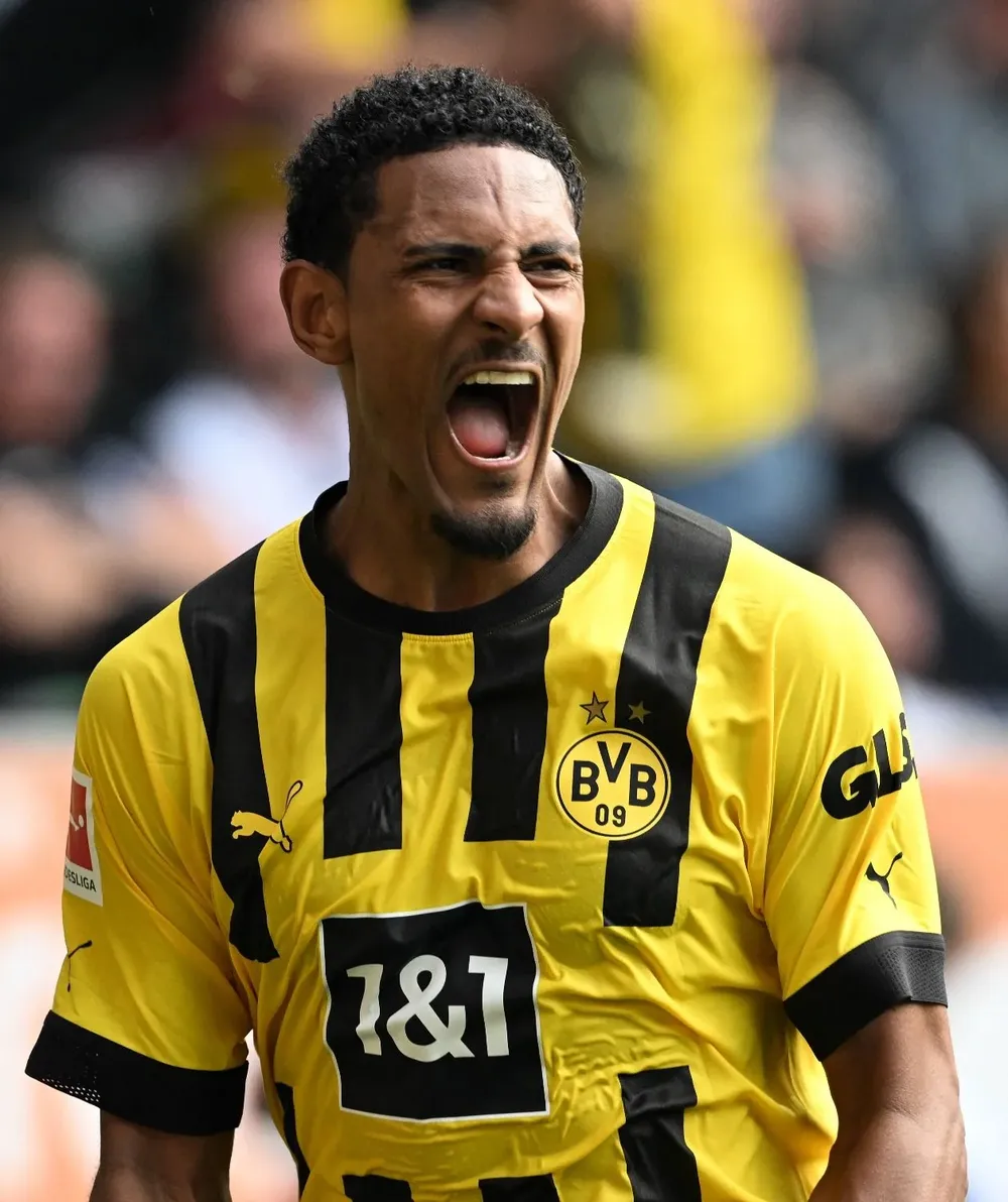 Sebastien Haller celebrando uno de sus goles para Borussia Dortmund ante Augsburgo