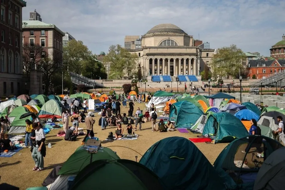 Cientos de estudiantes en un acampe en 2024 frente a la Universidad de Columbia como parte de su manifestación a favor de Palestina