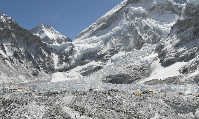 La misión de limpiar el Everest y los picos vecinos de Lhotse y Nuptse es difícil, peligrosa y macabra.