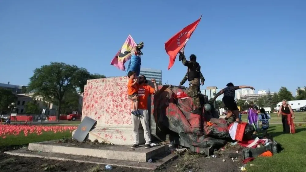 La estatua de la reina Victoria fue embadurnada de pintura roja antes de ser derribada