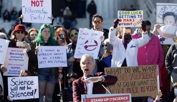 El divulgador científico Bill Nye, conocido como The Science Guy por su programa televisivo educativo, en la protesta de Washington&nbsp;