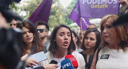 La portavoz de Podemos, Isa Serra, la secretaria Política de Podemos y candidata del partido a las elecciones europeas, Irene Montero
