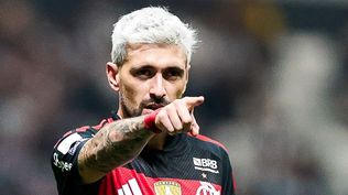 Giorgian de Arrascaeta celebra su gol contra el Atlético Mineiro por el Brasileirao