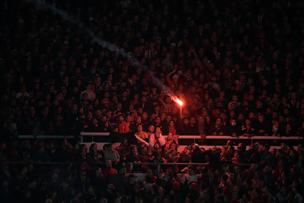 La bengala a punto de caer sobre los hinchas de Estudiantes