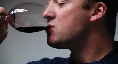 El Observador | Delmotte cata un vino tannat de la Bodega Colomé en Vinos del Mundo, en Punta Carretas