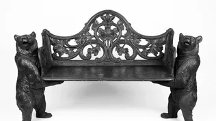 Un banco alemán de madera y asiento rectangular