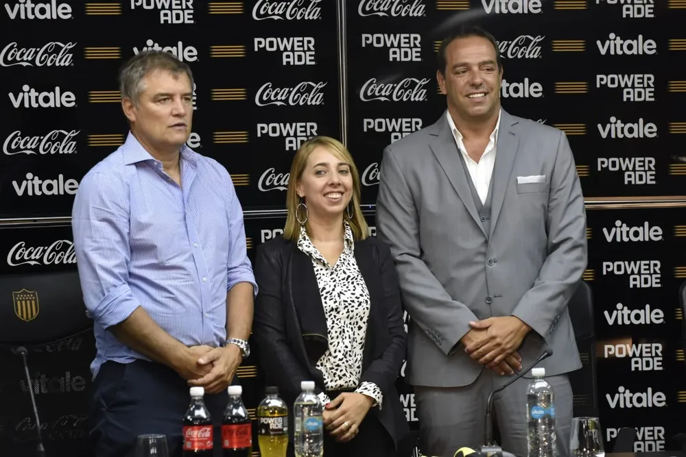 Diego Aguirre, la representante de Coca Cola e Ignacio Ruglio en la firma del acuerdo entre Peñarol y la bebida