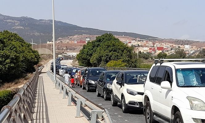 Vehículos en la frontera de Melilla con Marruecos